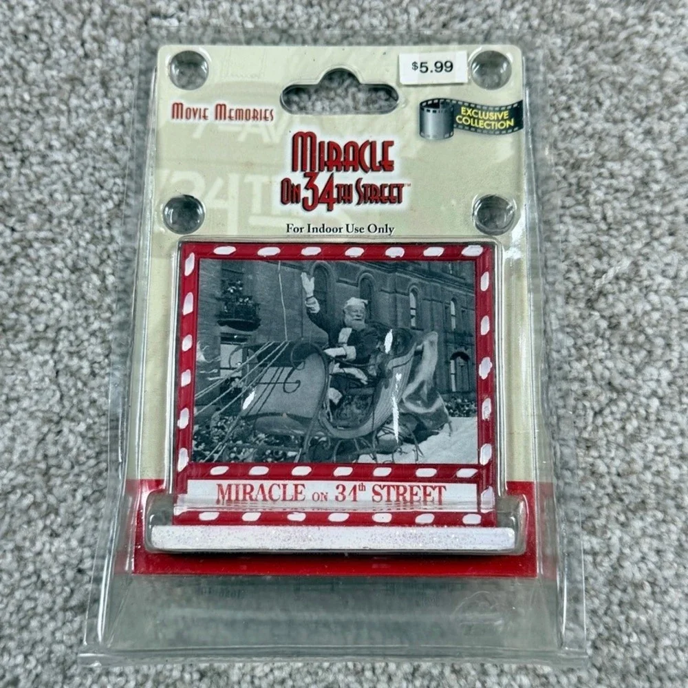 Vintage Enesco Movie Miracle on 34th Street Christmas Village Accessory